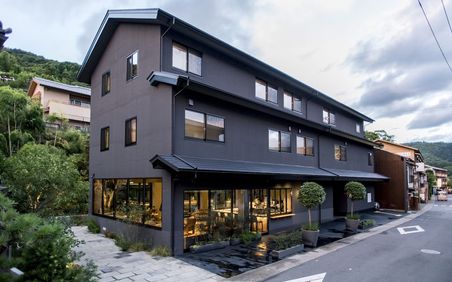 京都 嵐山周辺のおすすめ格安ホテル 素泊まりにも最適な人宿をご紹介 おすすめ旅行を探すならトラベルブック Travelbook 京都 嵐山周辺のおすすめ格安ホテル 素泊まりにも最適な人宿をご紹介 おすすめ旅行を探すならトラベルブック Travelbook